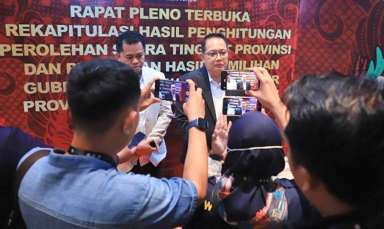 Tinjau Pleno Terbuka Rekapitulasi Perolehan Suara Pilkada Jatim, Pj Gubernur: Aman-Aman Saja 