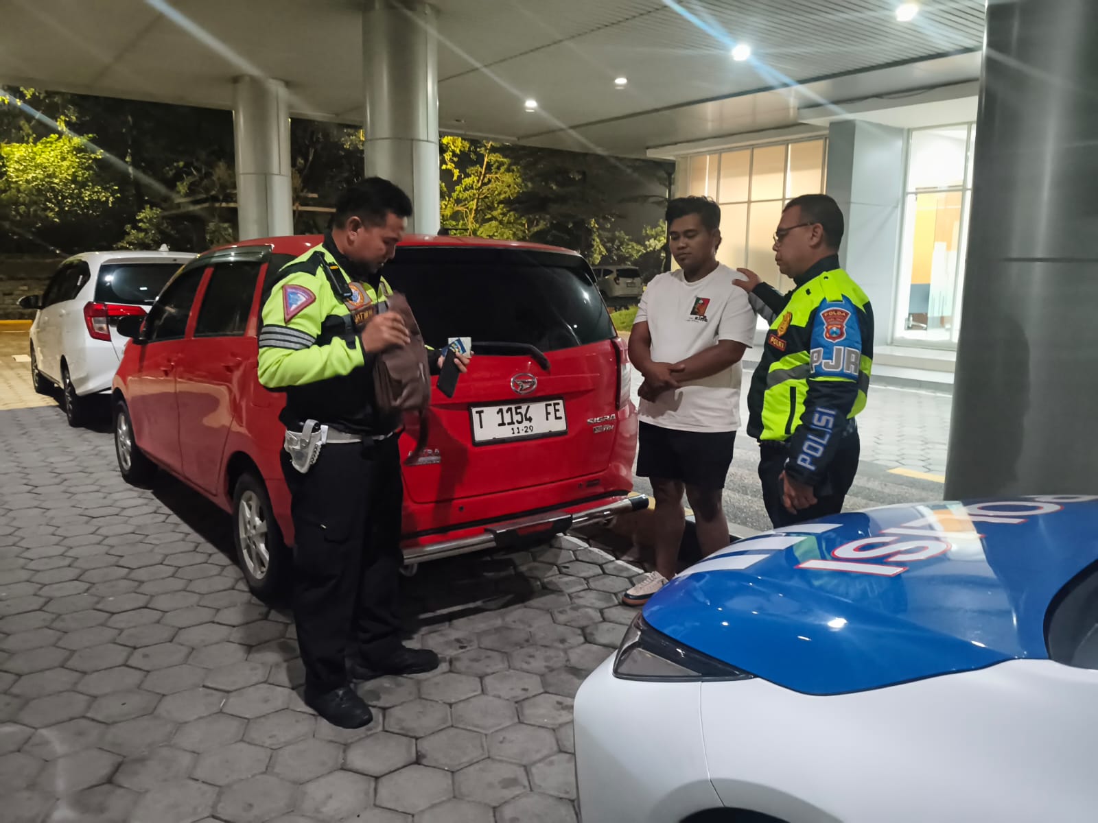 Ditlantas Polda Jatim Gagalkan Aksi Penggelapan Mobil Rental, Cegat Pelaku di Jalan Tol