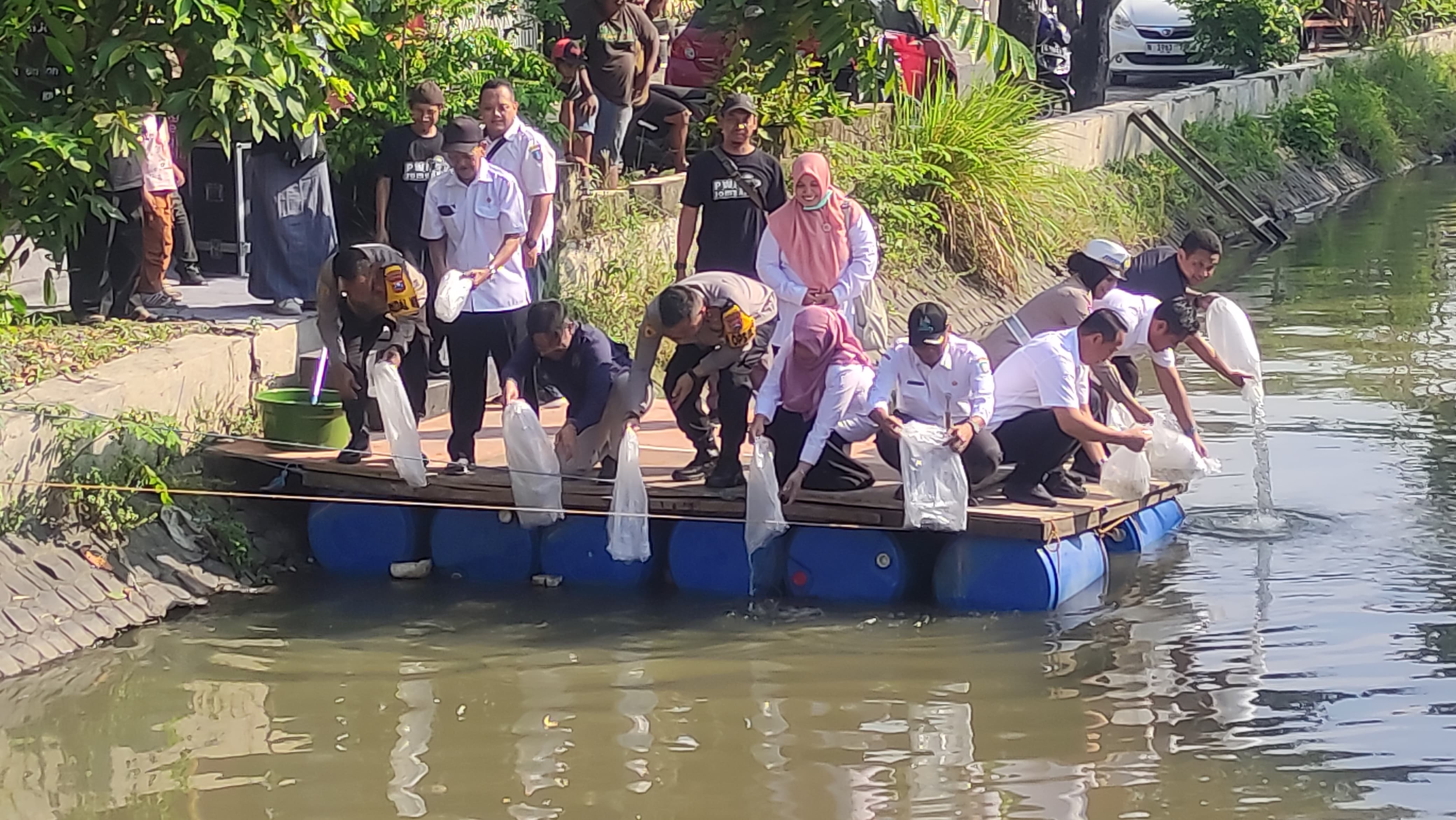 Dukung Ketahanan Pangan dan Kelestarian Lingkungan, PWI Jombang Tebar Benih Ikan Tawes