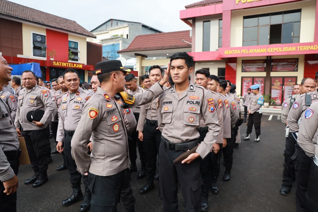 Wakapolres Jember Perketat Disiplin, Anggota Diperiksa Mendadak dari Ujung Kaki hingga Kepala