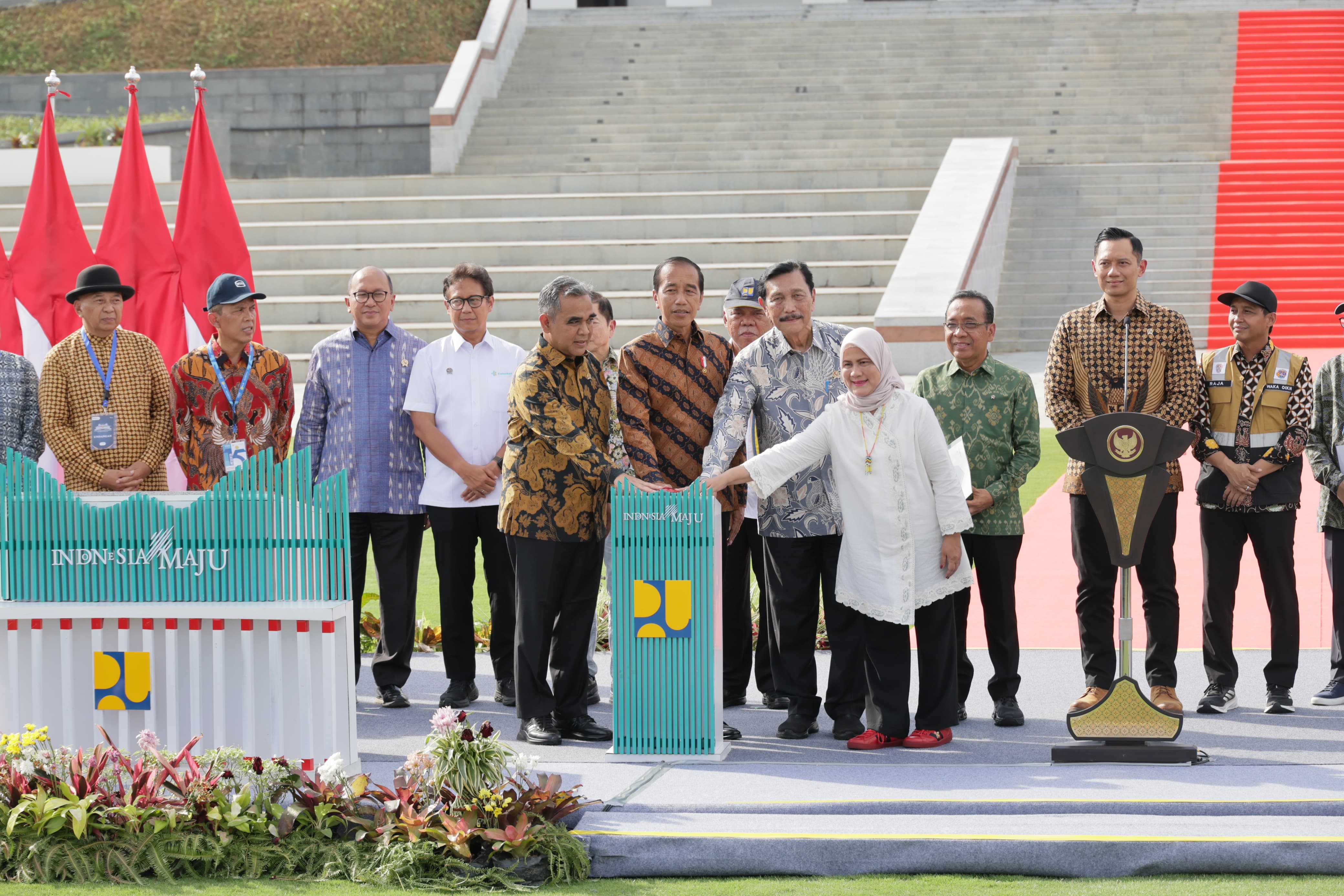 Disaksikan Presiden Jokowi, Menteri AHY Serahkan Sertipikat Tanah Elektronik untuk Istana Negara dan Garuda