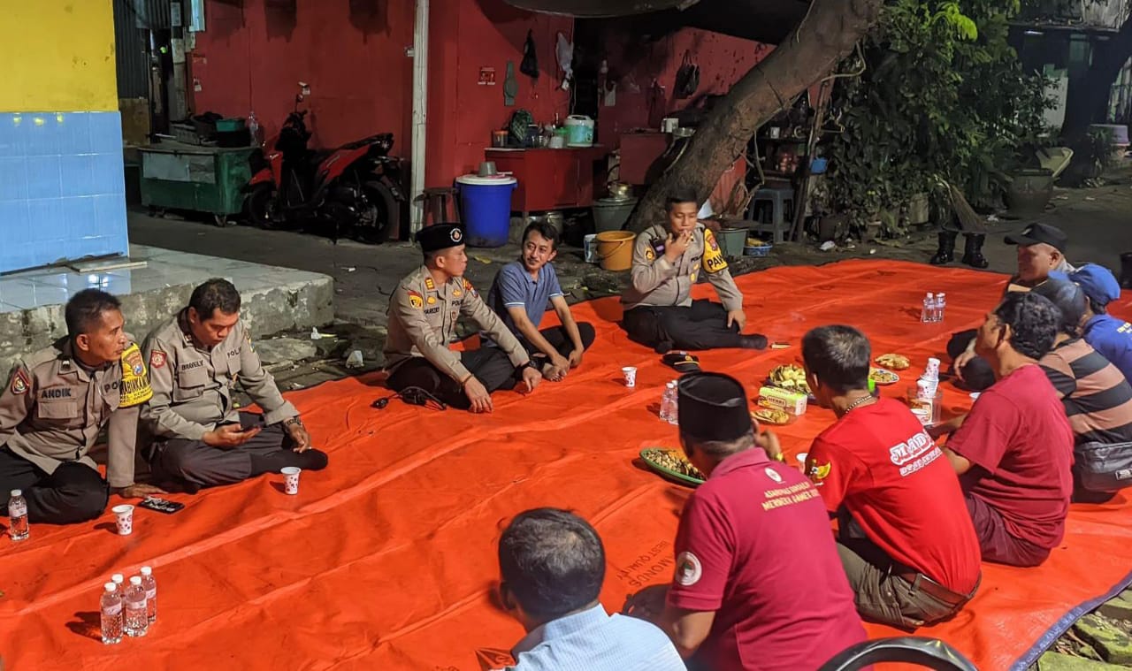 Polsek Bubutan Gelar Penyuluhan Antisipasi Kejahatan Malam di Jalan Gemblongan