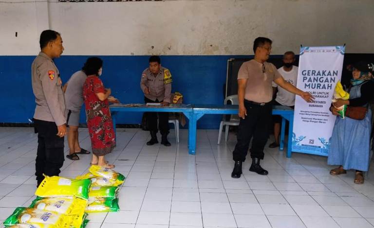 Polsek Tenggilis Mejoyo Surabaya Jual 1 Ton Beras Murah untuk Warga Surabaya, Habis dalam Waktu Singkat