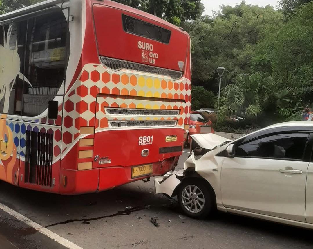 Mobil Tabrak Ekor Suroboyo Bus, Sopir dan Penumpang Terluka