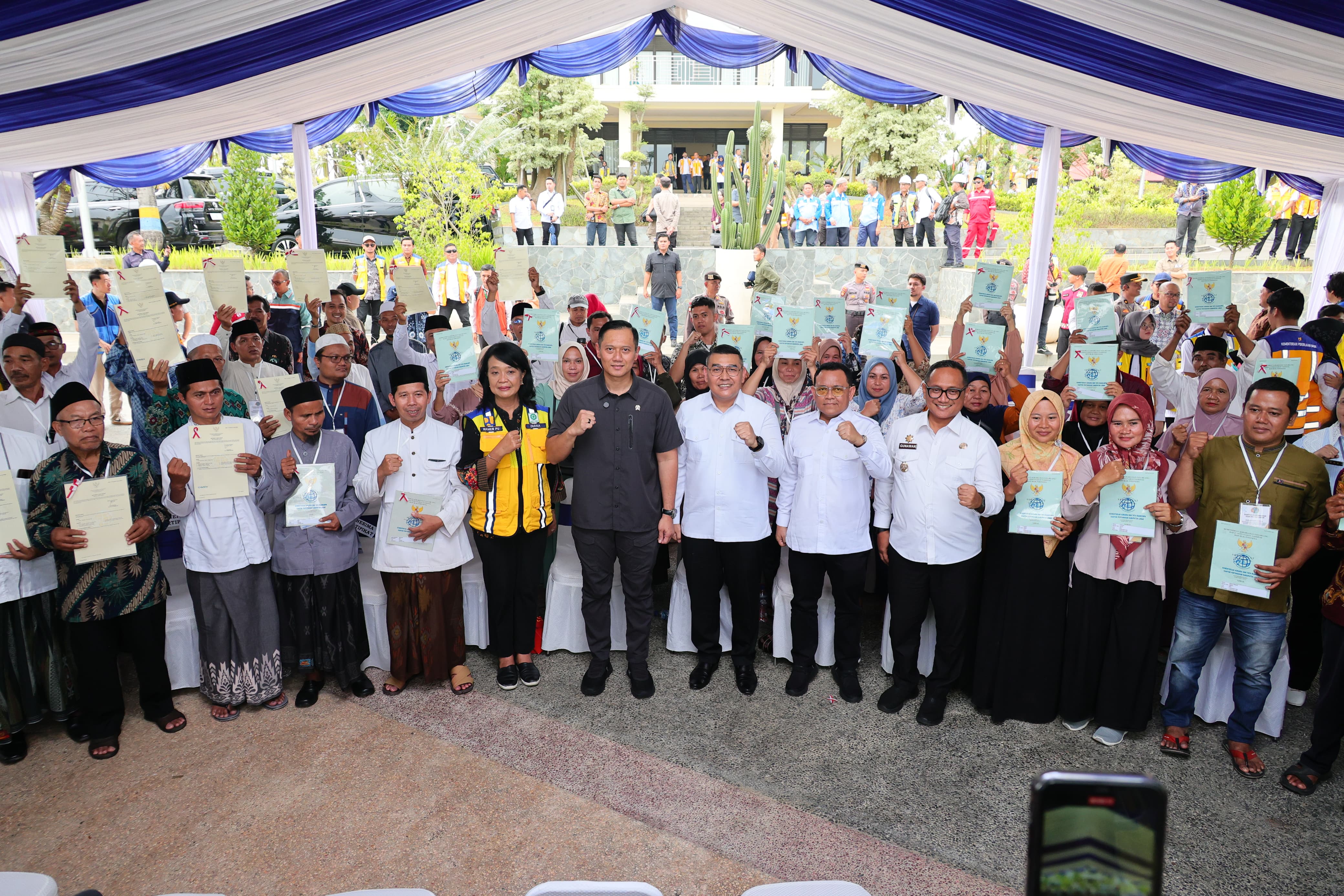 Menko AHY dan Wamen ATR/BPN Ossy Serahkan Sertipikat Tanah Warga Lebak