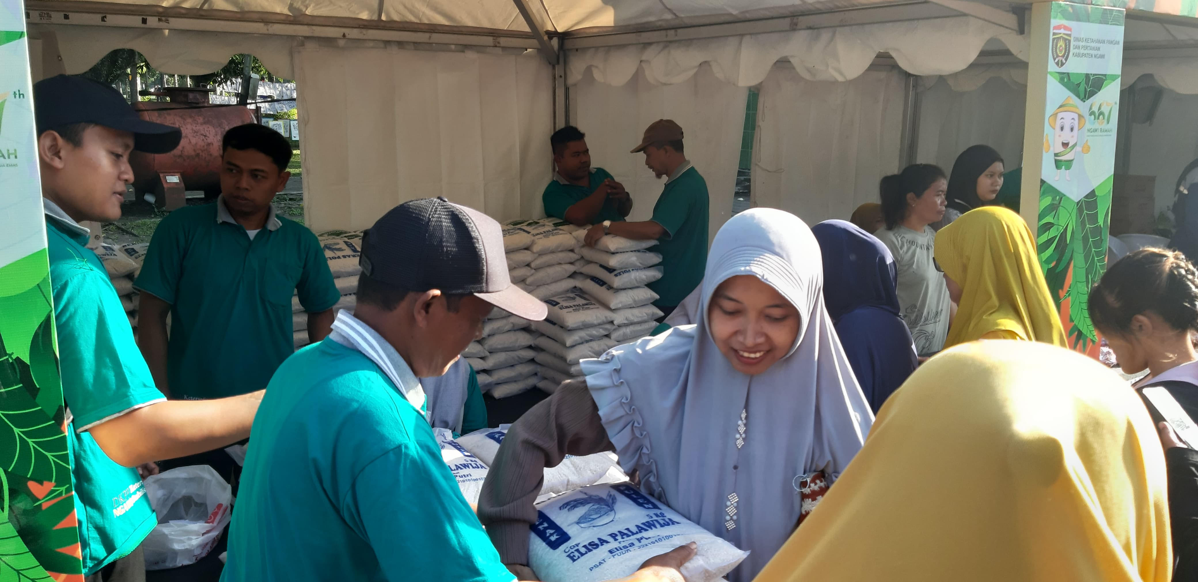 Di Tengah Harga Melambung, Warga Ngawi Rela Antre Demi Beras Murah