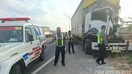Dua Truk Tronton Terlibat Kecelakaan di JLU Lamongan, Satu Orang Luka