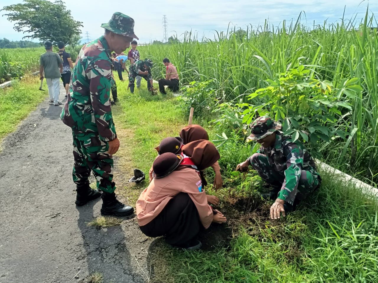 Koramil 02/Pesantren dan DKD Kota Kediri Tanam 100 Pohon Asem untuk Cegah Bencana