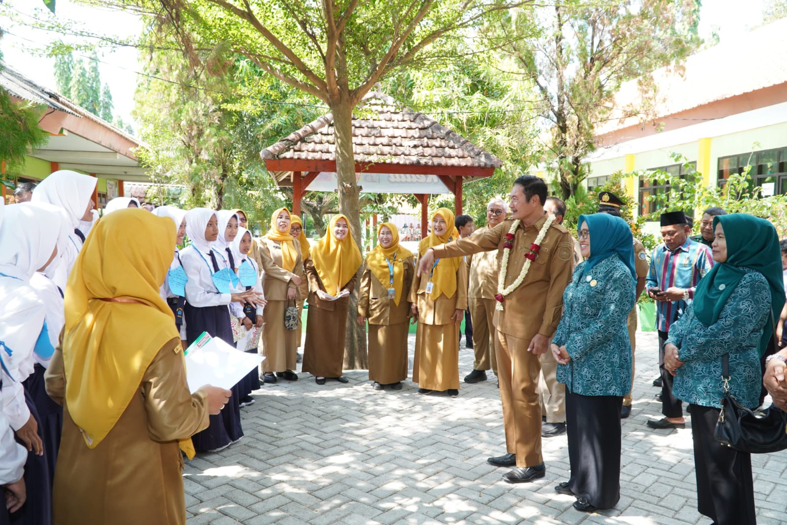 Tinjau MPLS, Bupati Lamongan: Aman, Nyaman, Bebas Bullying dan Ada GAMAS