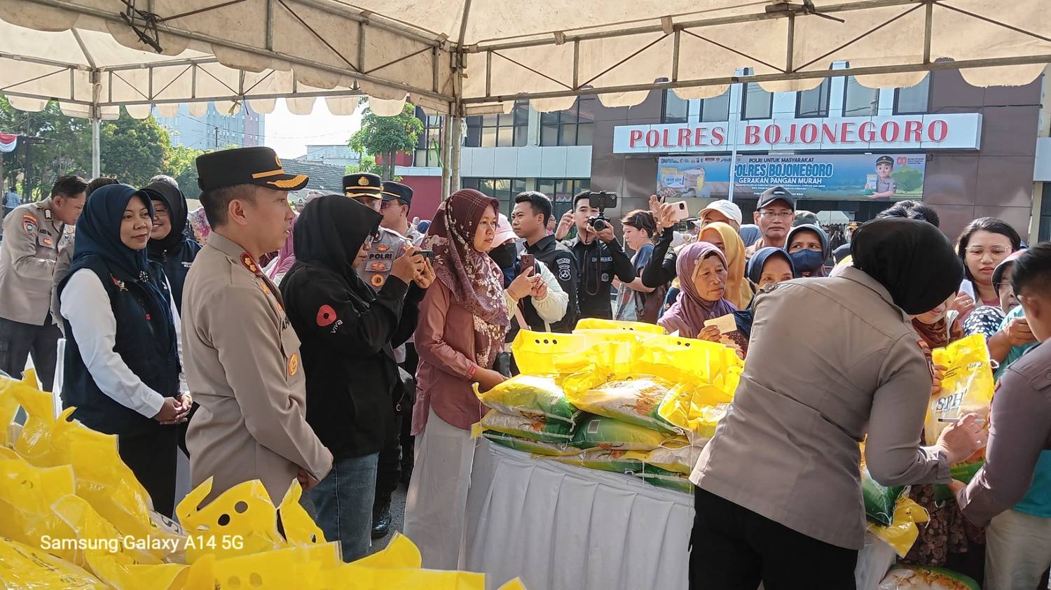 Gerakan Pangan Murah, Polres Bojonegoro Berserta Polsek Jajaran Sediakan 30 Ton Beras Murah untuk Masyarakat
