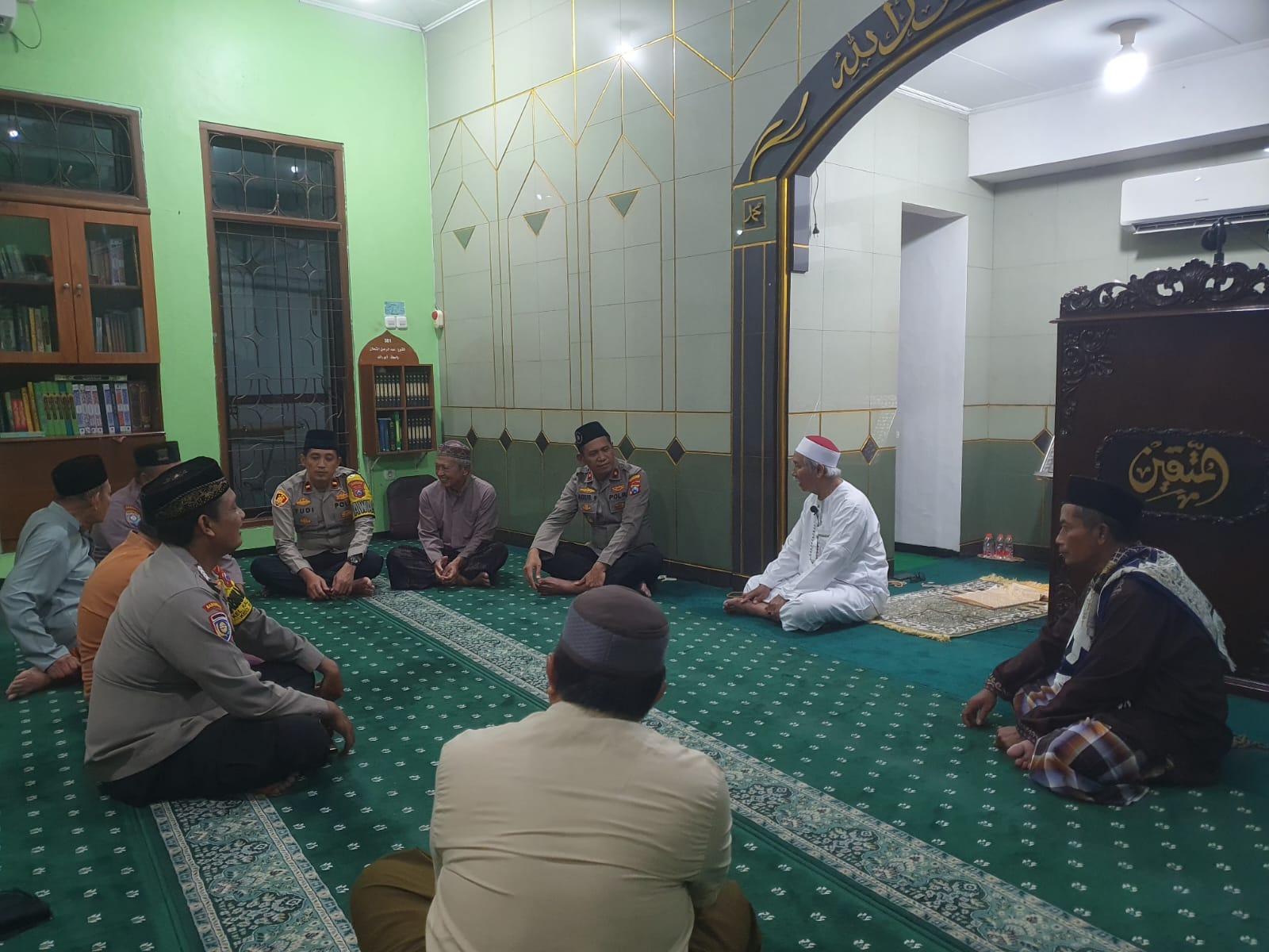 Polsek Rungkut Gelar Safari Tarawih dan Sosialisasi Parkir Lebaran Gratis