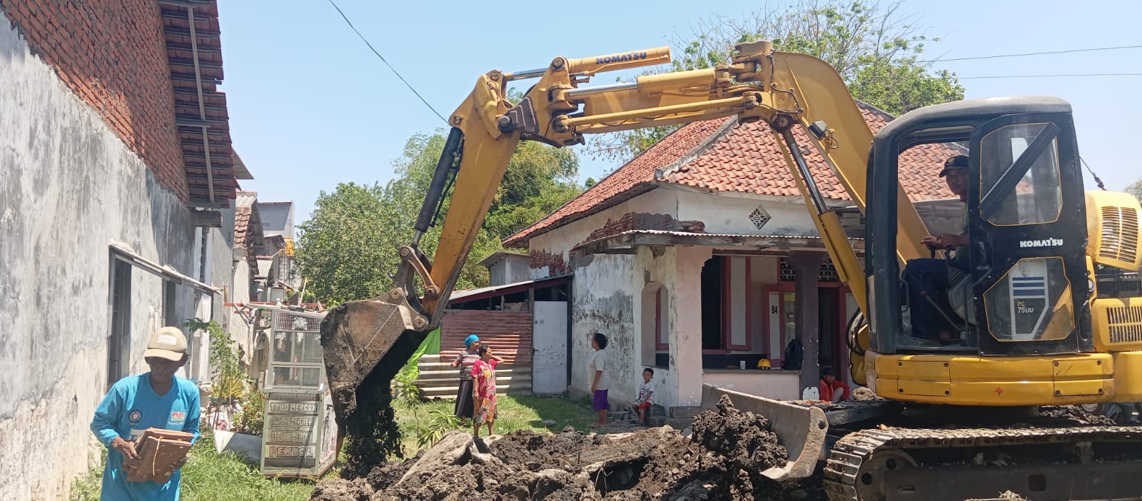 Pemdes Pabean Tingkatkan Jalan Kyai Husein