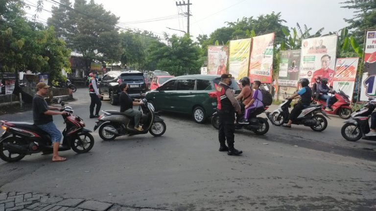 Polsek Gayungan Rutin Aturan Lalin Antisipasi Kemacetan