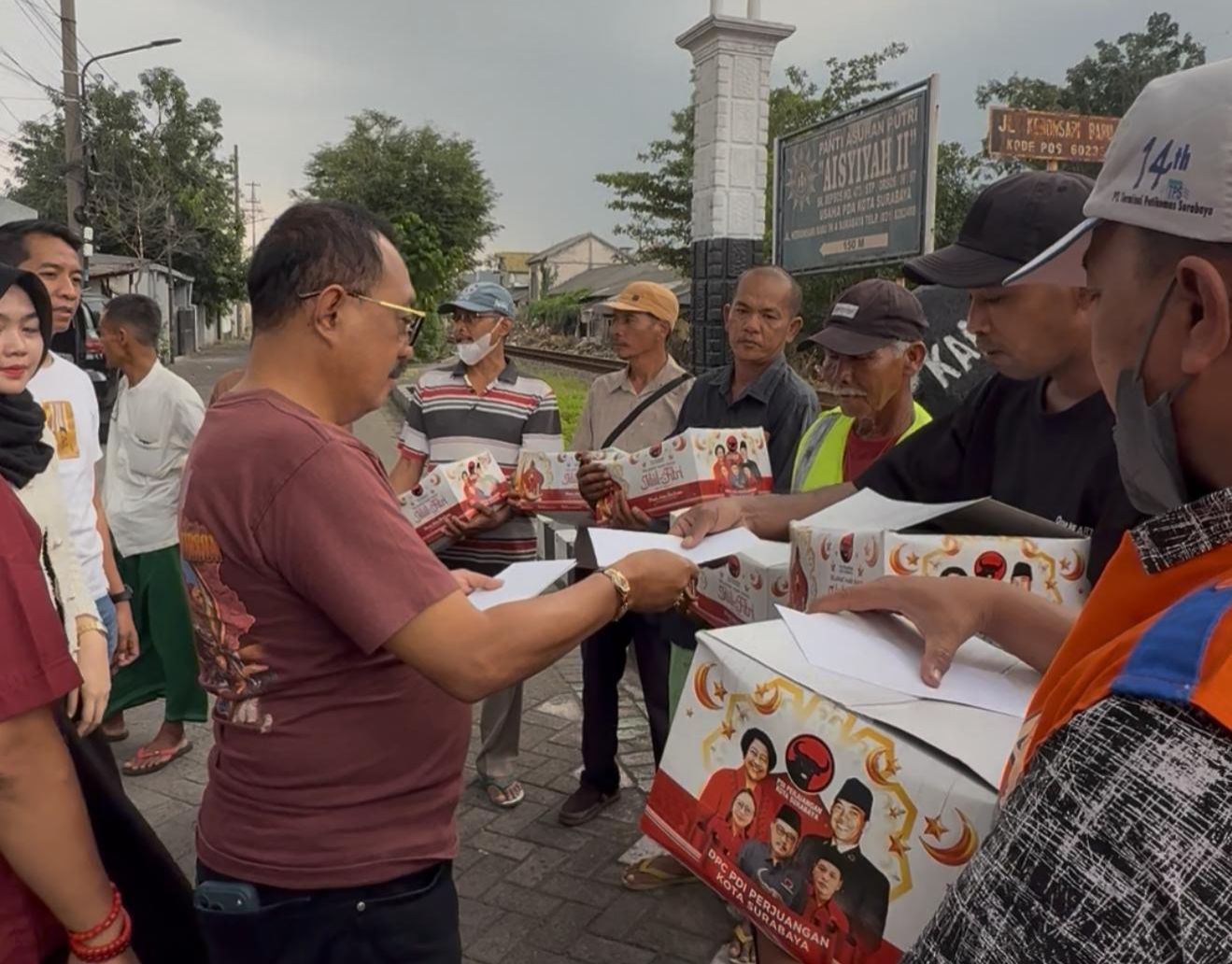 PDIP Surabaya Bagikan 'MBG' untuk Relawan Penjaga Perlintasan Kereta Api