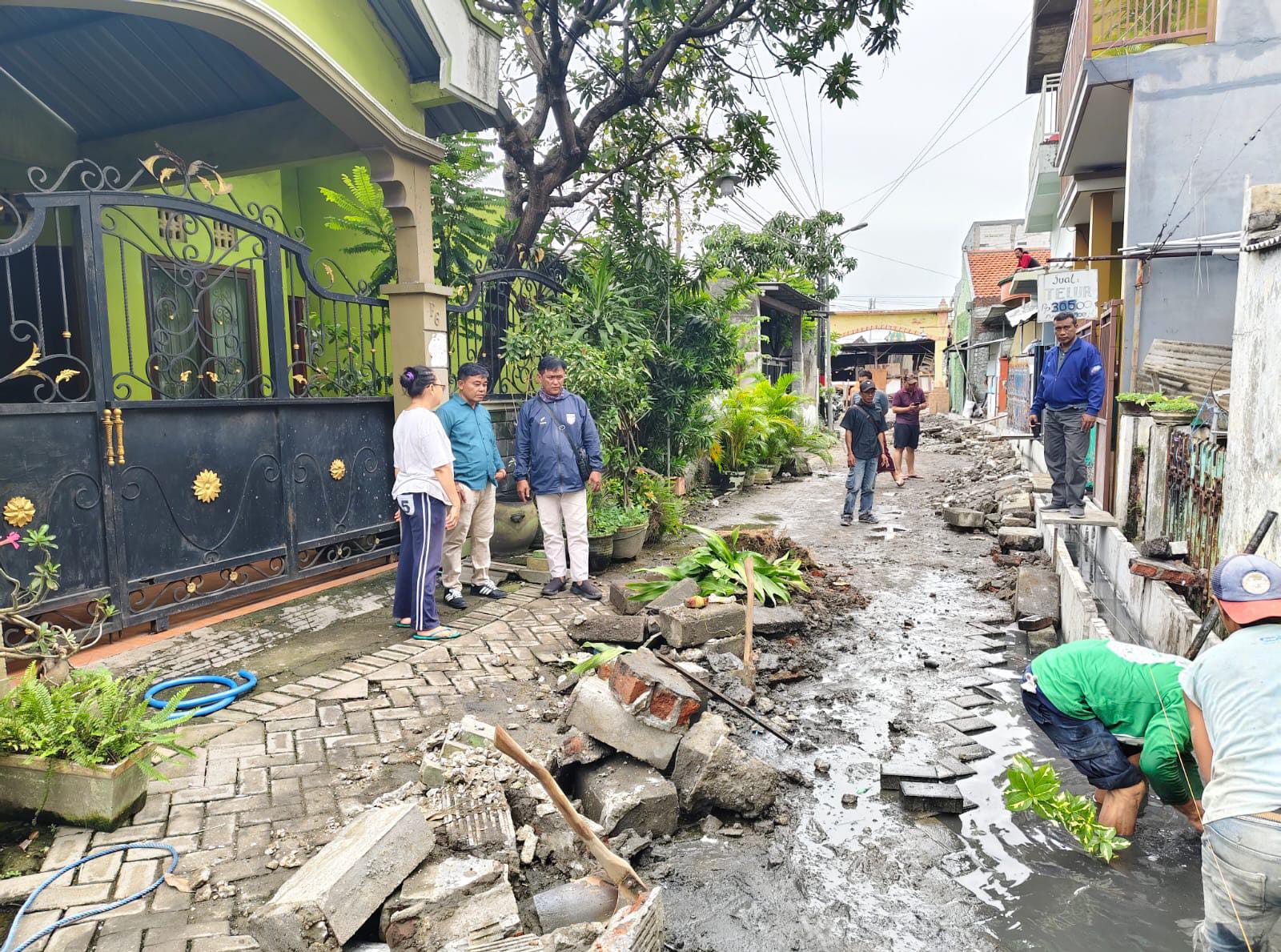Langganan Banjir, 6 Proyek Pengerjaan Saluran dan Paving di Asemrowo Dikebut