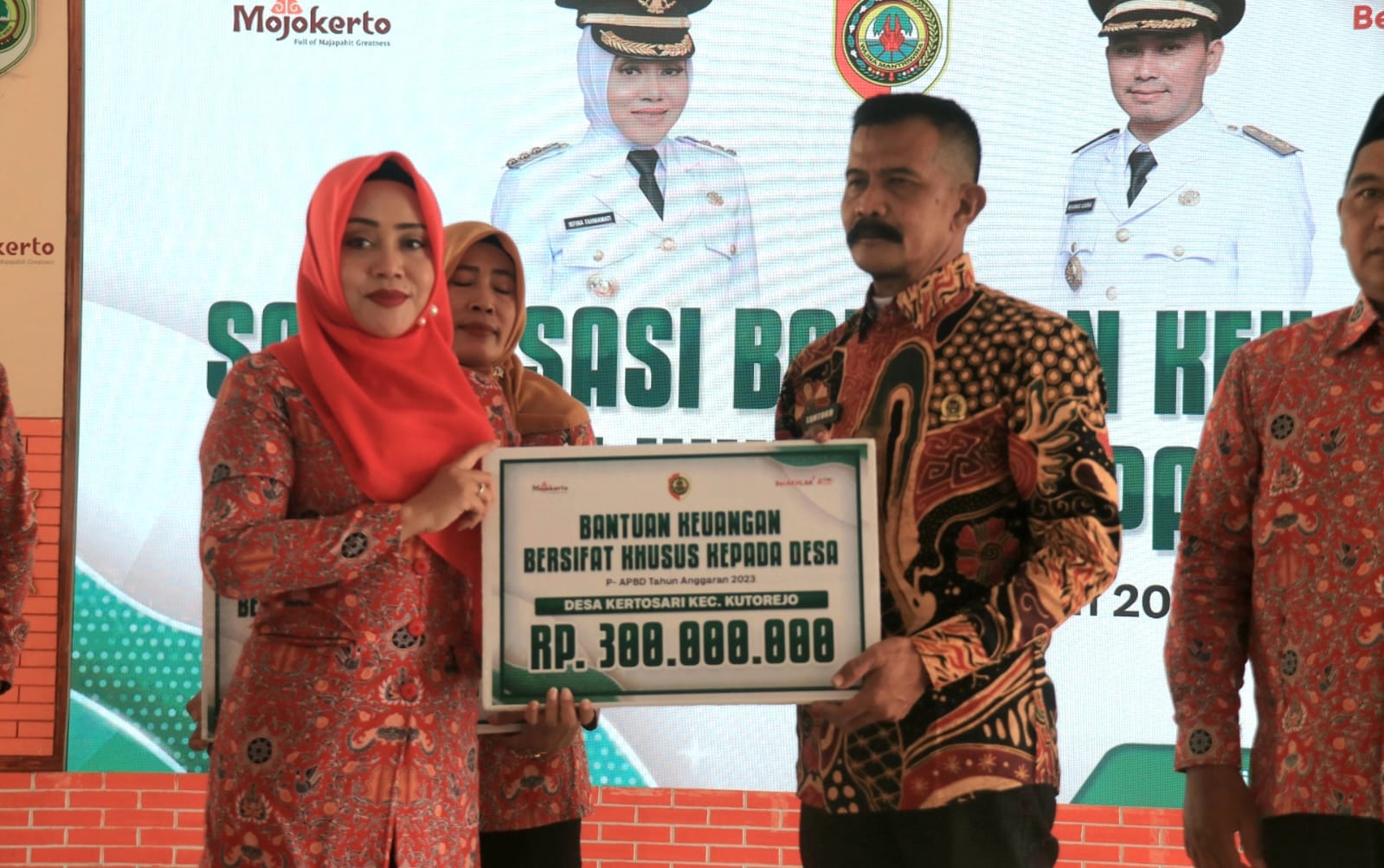 Terima Bantuan Khusus, Begini Pesan Bupati Ikfina kepada Kepala Desa 