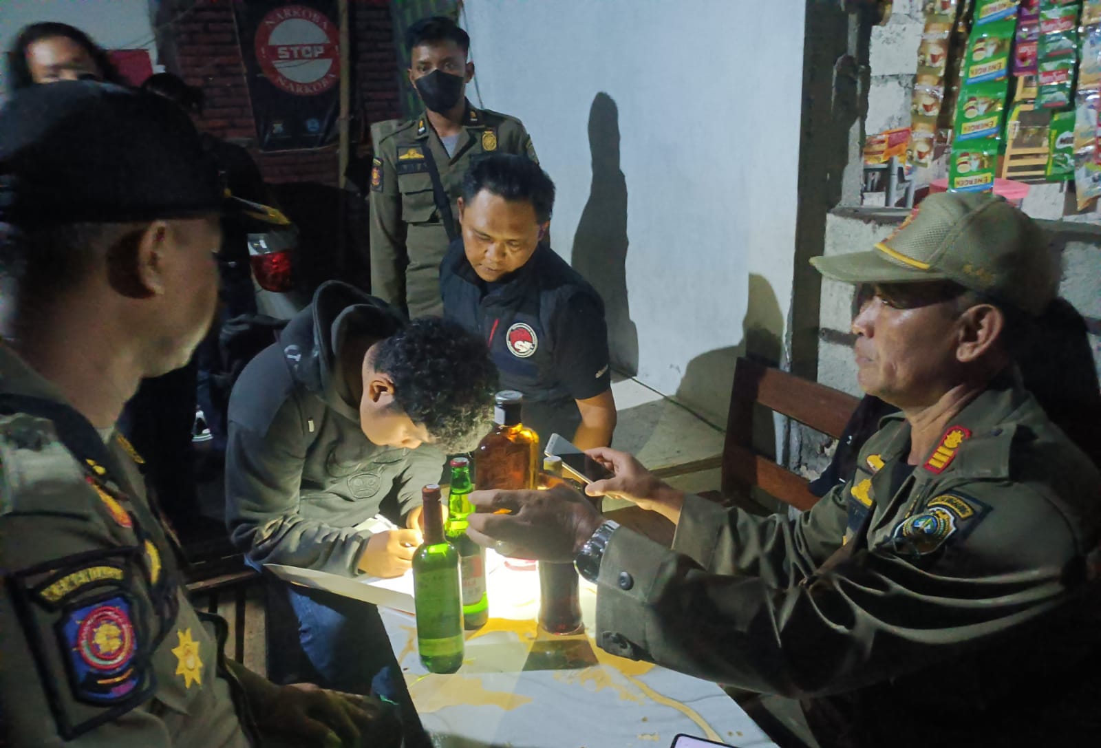 Razia Gabungan di Tulungagung, Puluhan Botol Miras Ilegal Diamankan