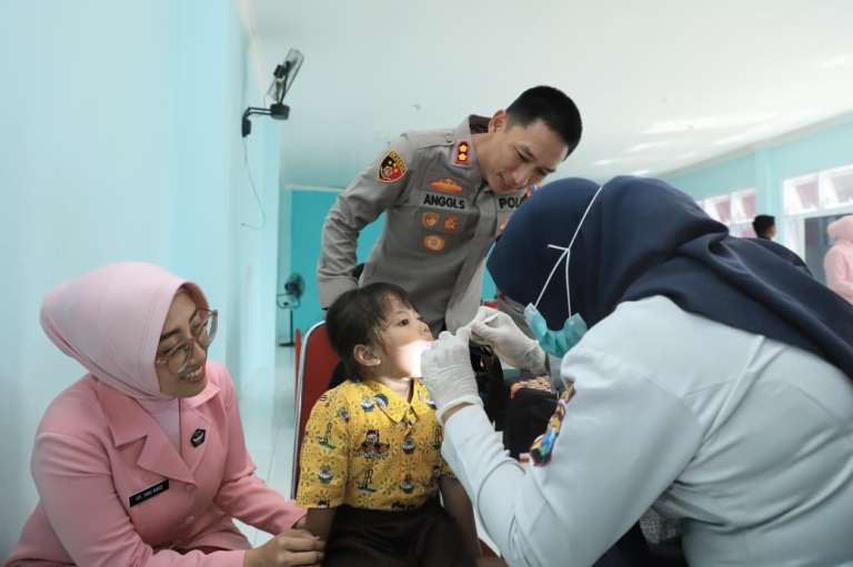 Bhayangkari Kediri Kota dan Dinkes Gelar Skrining Kesehatan Guru dan Siswa TK Kemala 41