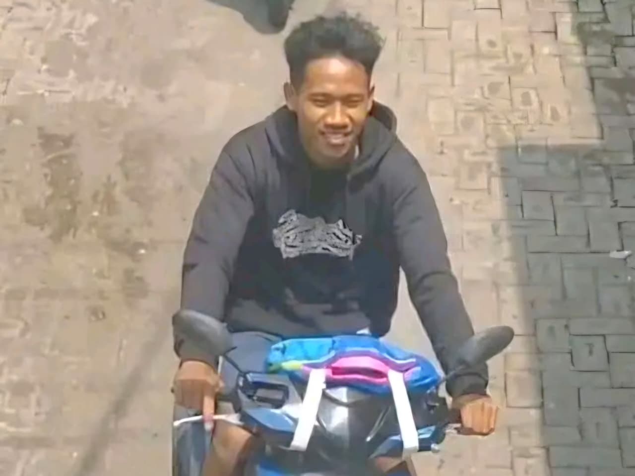 Maling Jelas Terekam CCTV, Motor Warga Warungdowo Digondol