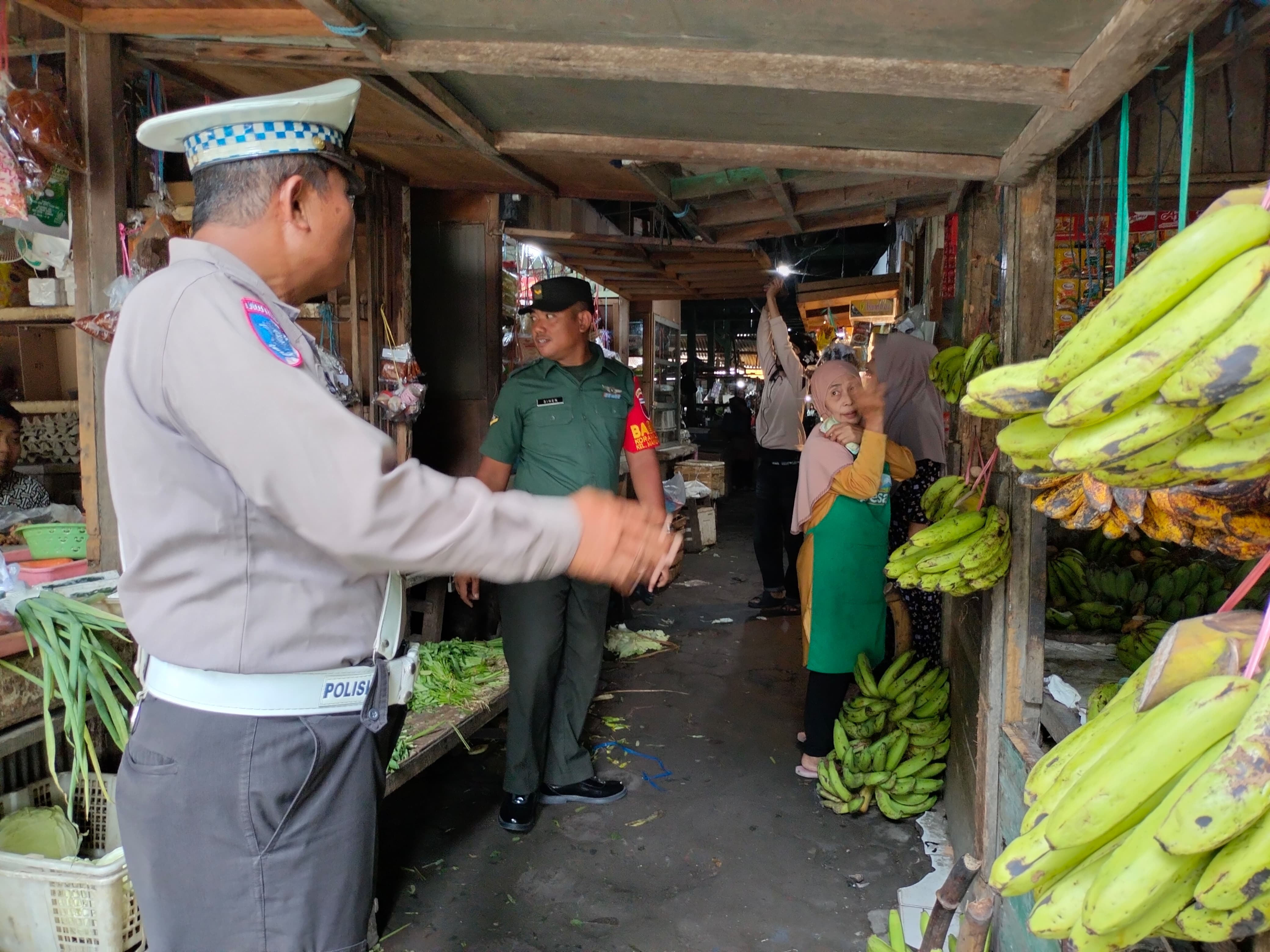 Polsek Tandes Perkuat Sinergi, Ajak Warga dan Pedagang Ciptakan Keamanan Bersama