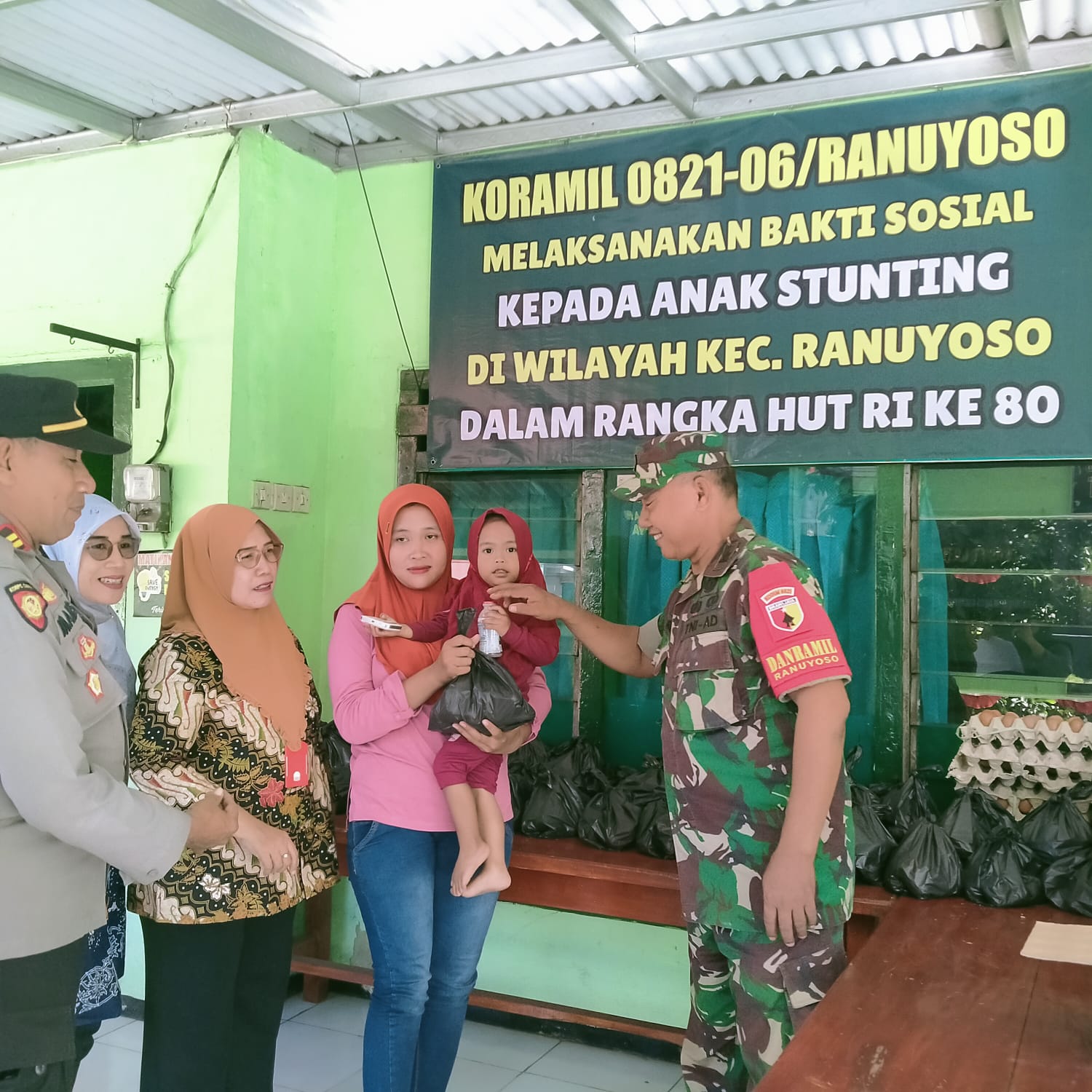 Tekan Stunting, Koramil Ranuyoso Bagikan Telur Omega dan Susu