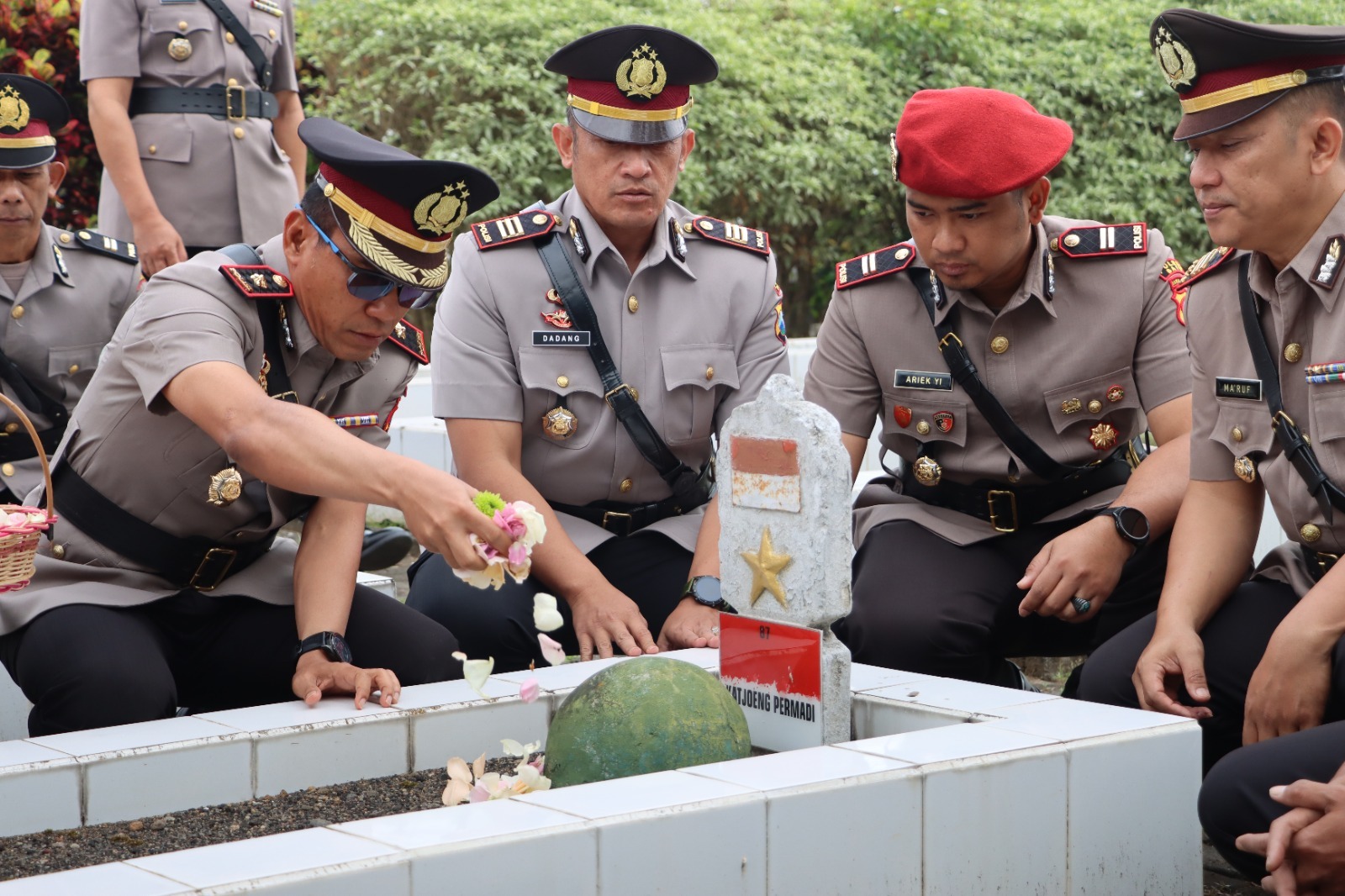 HUT Ke-78 Bhayangkara, Polres Batu Ziarah ke TMP