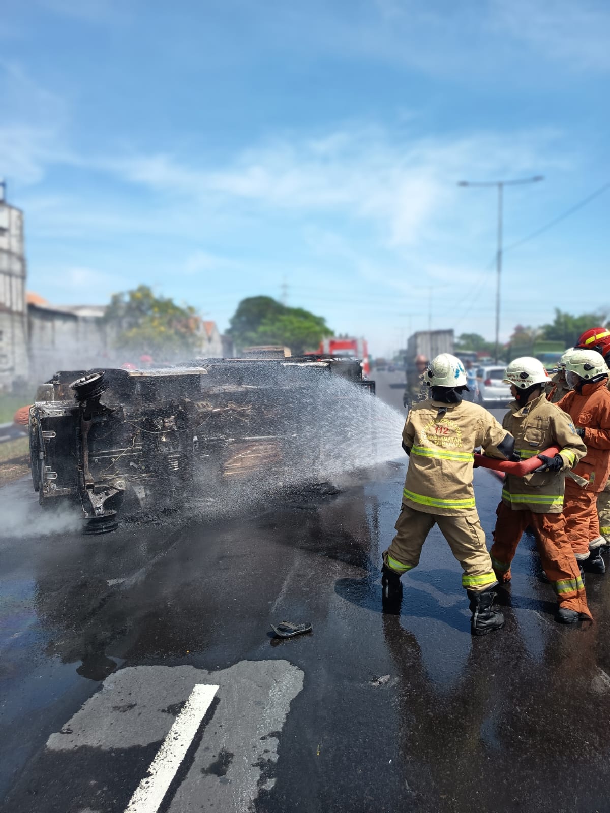 Mobil Boks Muat Frozen Food Ludes Terbakar di Tol Dupak