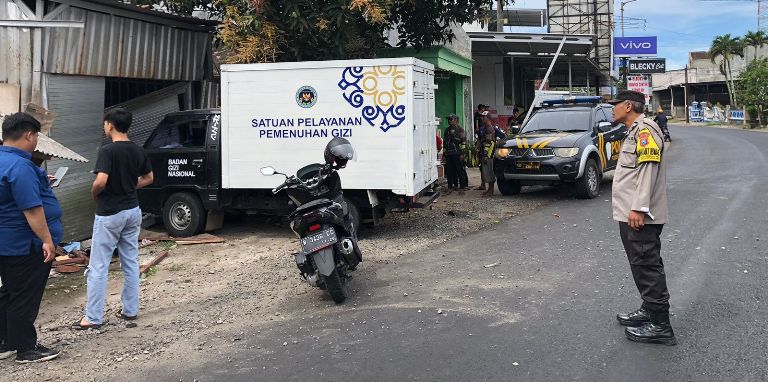 Mobil MBG Donomulyo Malang Tak Terkendali Tabrak Tiga Rumah Warga