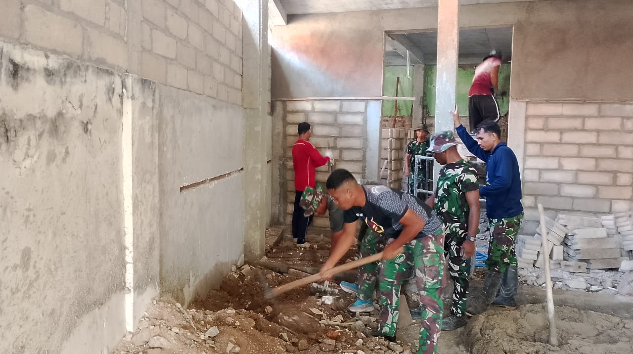 Satgas TMMD ke 121 Bersama Masyarakat Gotong-Royong Rapikan Timbunan MWK di Masjid Darussalam