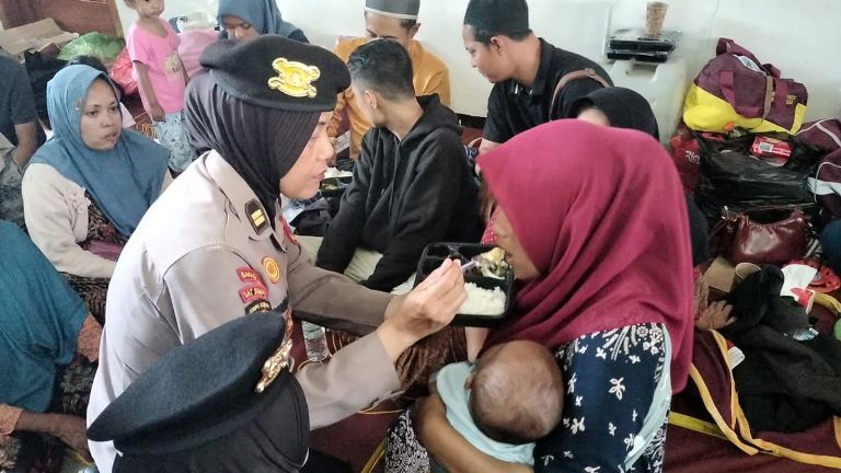 Polwan Sidoarjo Berikan Trauma Healing untuk Keluarga Korban Ponpes Al Khoziny