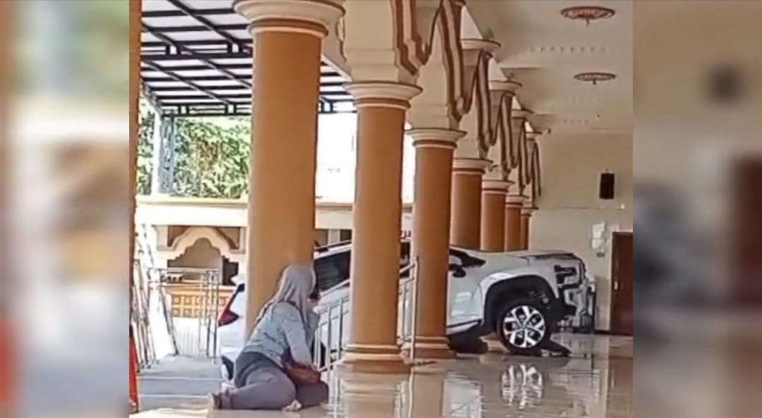 Salah Injak Pedal Gas, Mobil Xpander Masuk ke Masjid