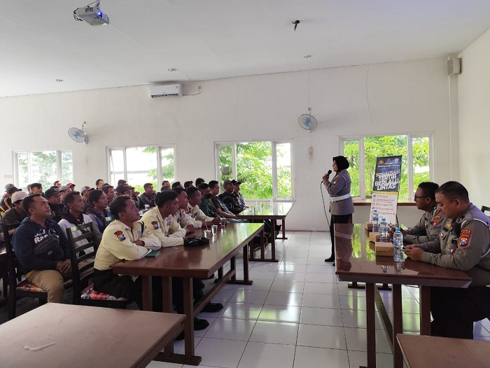 Satlantas Lumajang Sosialisasi Keselamatan Berkendara kepada Karyawan PT Mustikatama Group