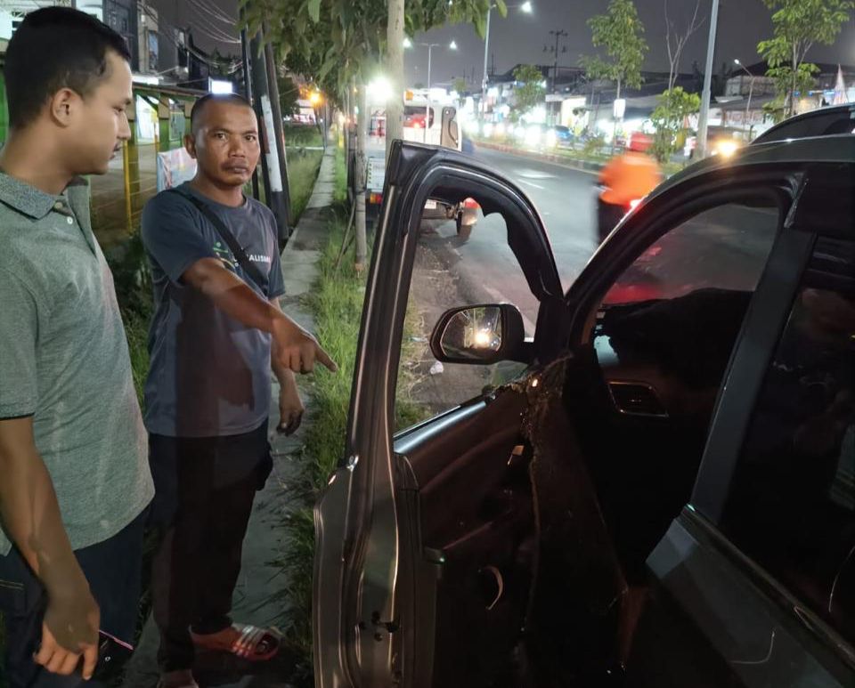 Ditinggal Salat Pemilik, Bandit Jebol Kaca Mobil Parkir di Samping Jalan Manyar Gresik