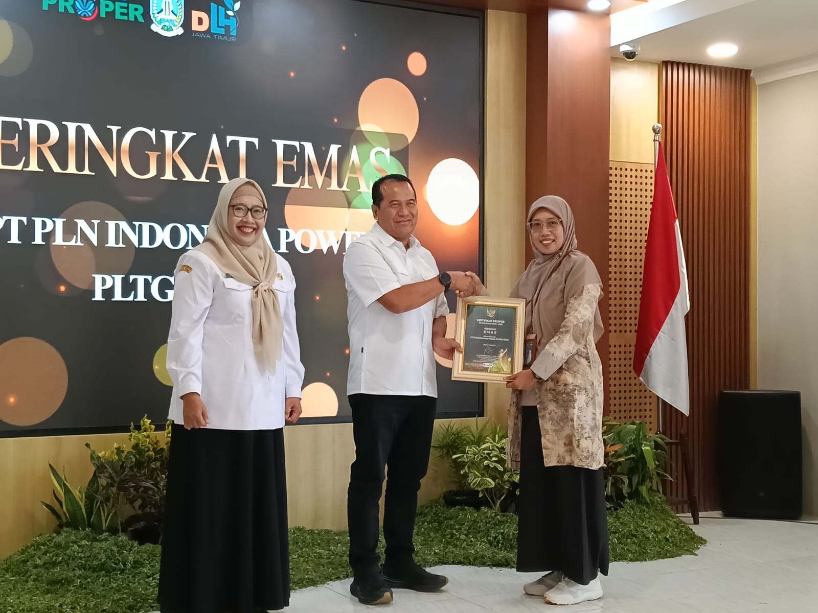 PLN Indonesia Power UBP Grati Terima Sertifikat PROPER Emas Kali Kelima