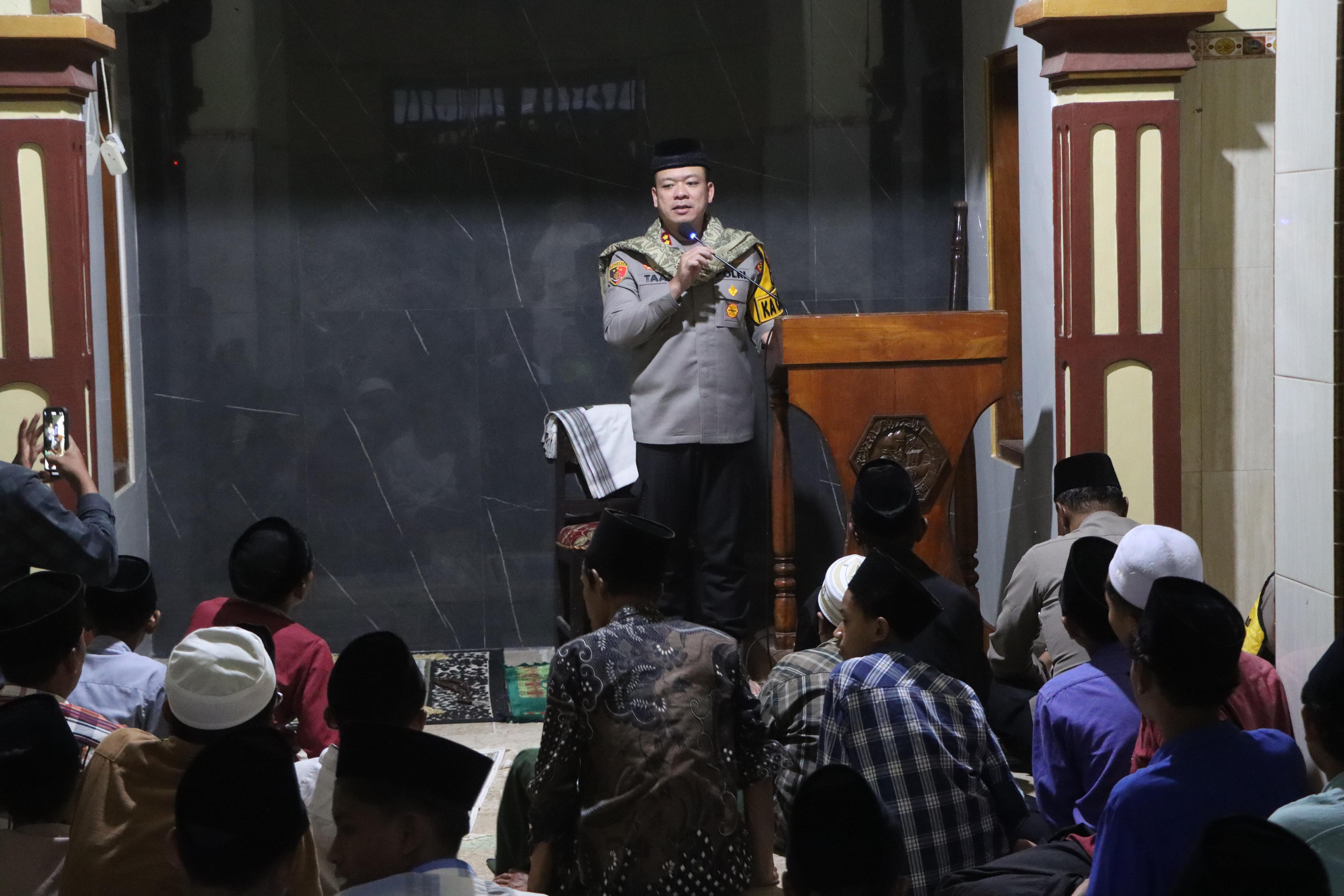 Kapolres Tulungagung Tarawih Bersama, Ajak Santri Doakan Kamtibmas
