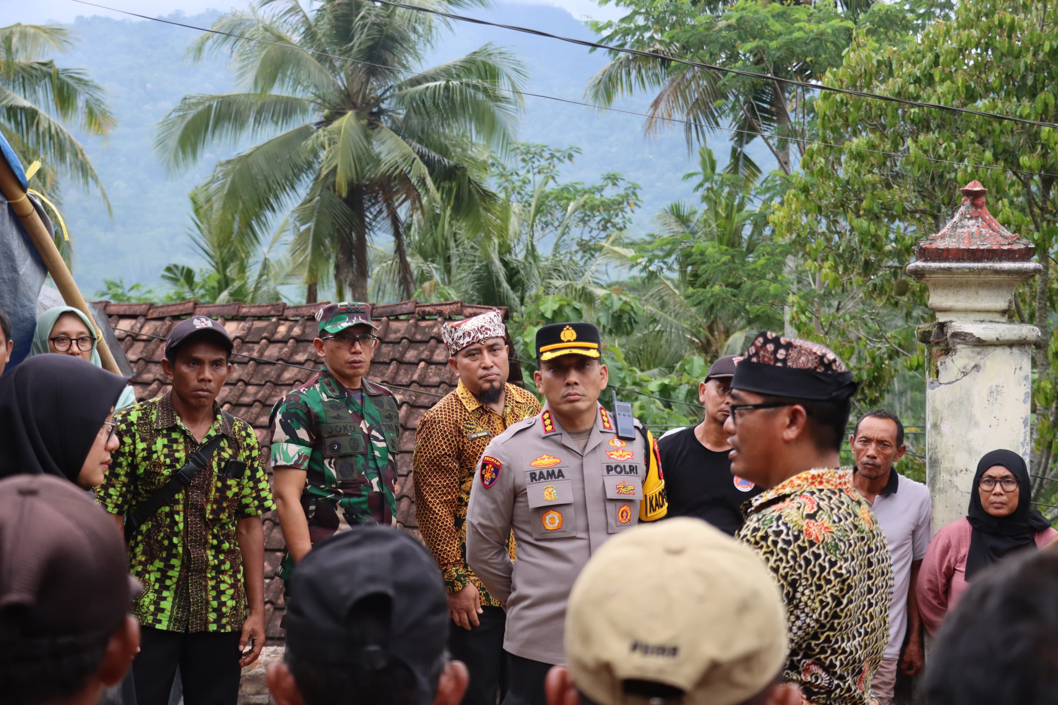 Kapolresta Banyuwangi, Forkopimda dan PT BSI Salurkan Bantuan Sembako Korban Bencana Banjir