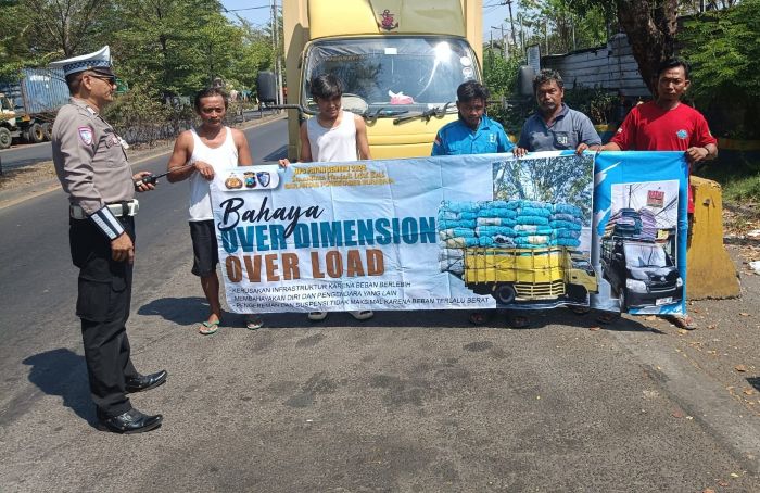 Imbauan Operasi Patuh Semeru 2025, Polsek Sukomanunggal Edukasi Pengendara di Jalan Simo Pomahan