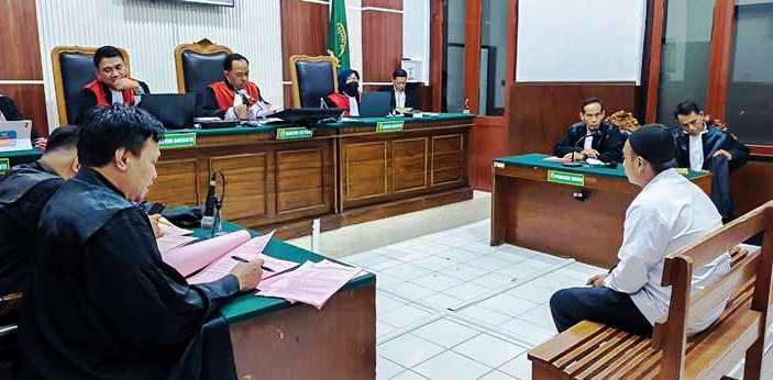 Ugal-ugalan Bawa Muatan Berlebih, Pengemudi Roda Tiga Tewaskan Pemotor di Surabaya