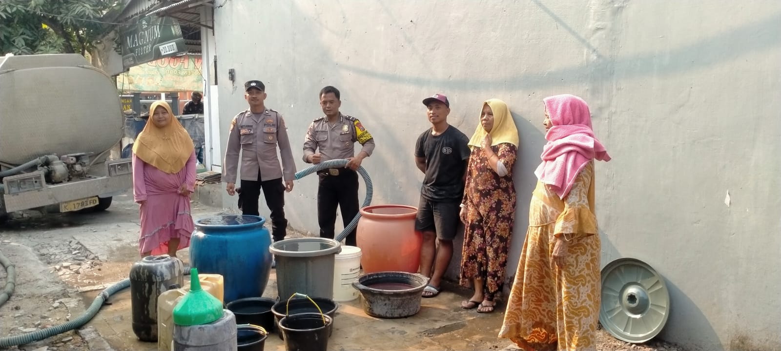 Polsek Sekaran Distribusikan Bantuan 5.000 Liter Air Bersih ke Desa Bulutengger