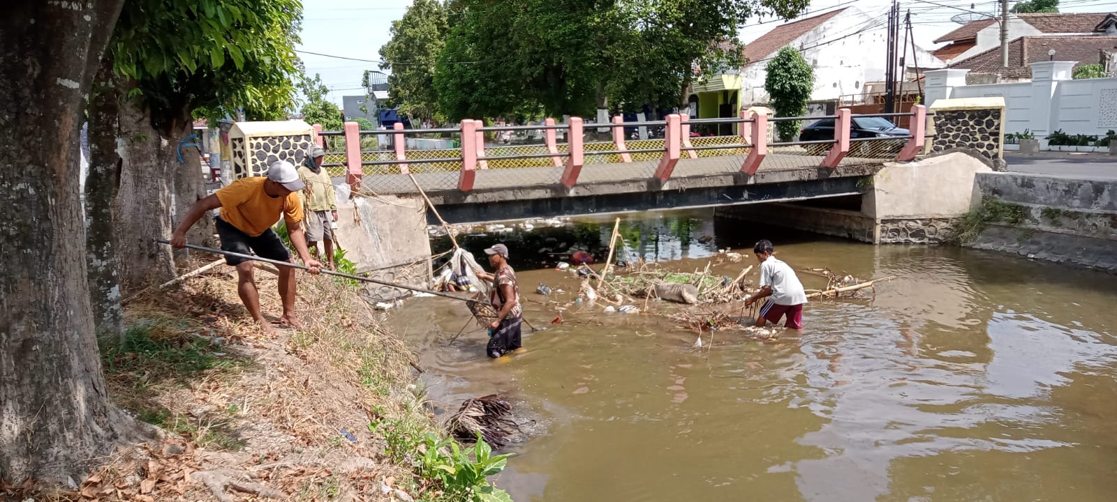 Sungai Serinjing Tertek Pare Dangkal Tak Segera Dikeruk Pemerintah, Warga Bertindak Sendiri