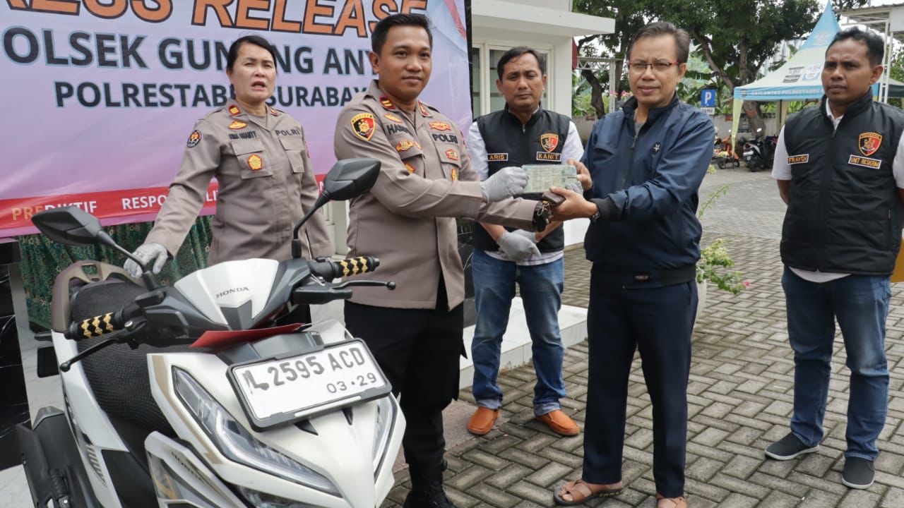 Polsek Gunung Anyar Kembalikan Motor Curian ke Pemilik