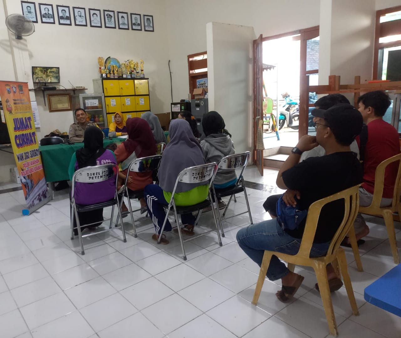 Polsek Sawahan Gelar Jumat Curhat, Beri Imbauan Warga Petemon