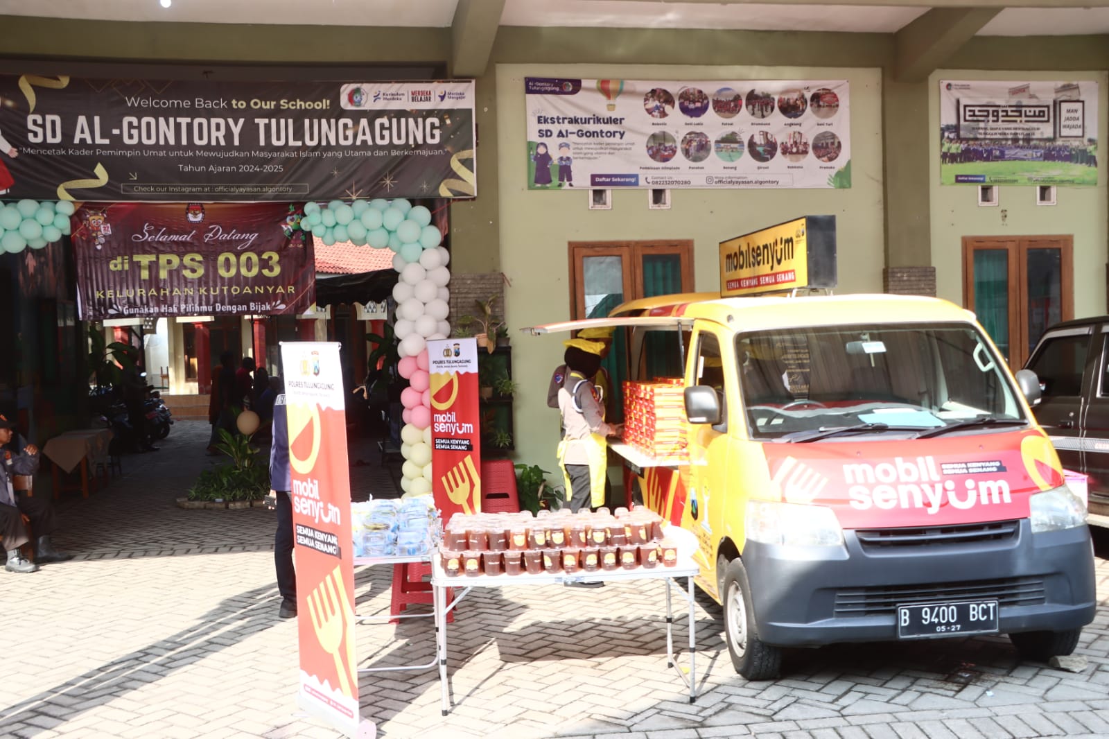 Tingkatkan Kehadiran Pemilih, Polres Tulungagung Hadirkan Mobil Senyum di TPS