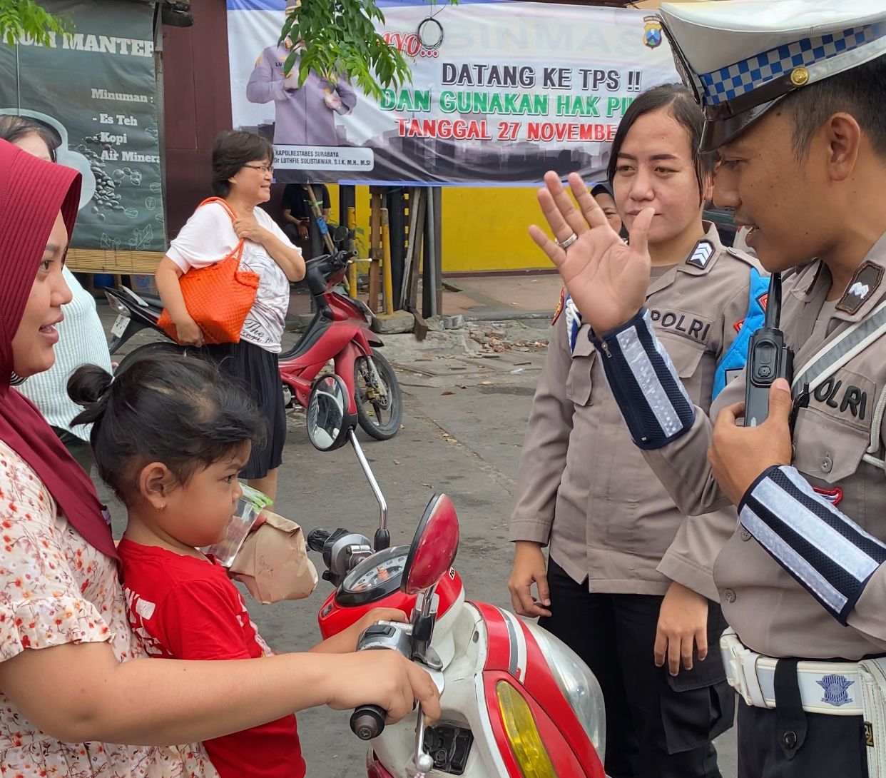 Polisi Baik Hati, Bagikan Nasi Bungkus ke Pengendara