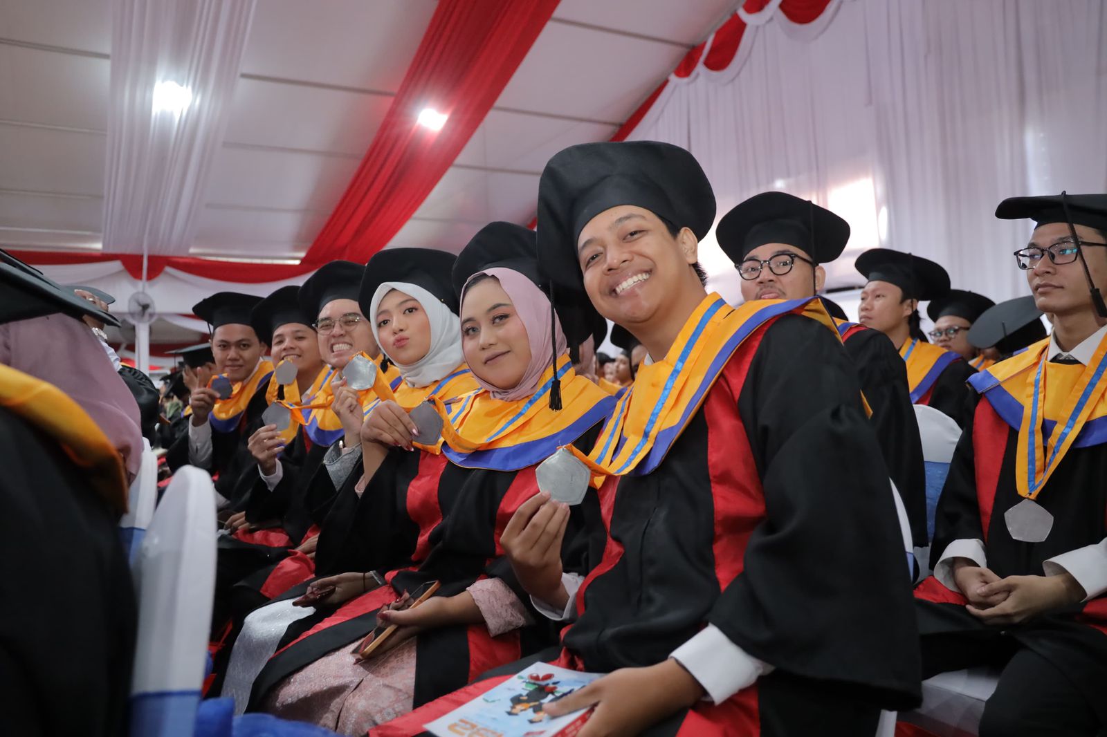 Gelar Wisuda ke-132, Untag Surabaya Wujudkan Lulusan Berakar Lokal yang Siap Guncang Global