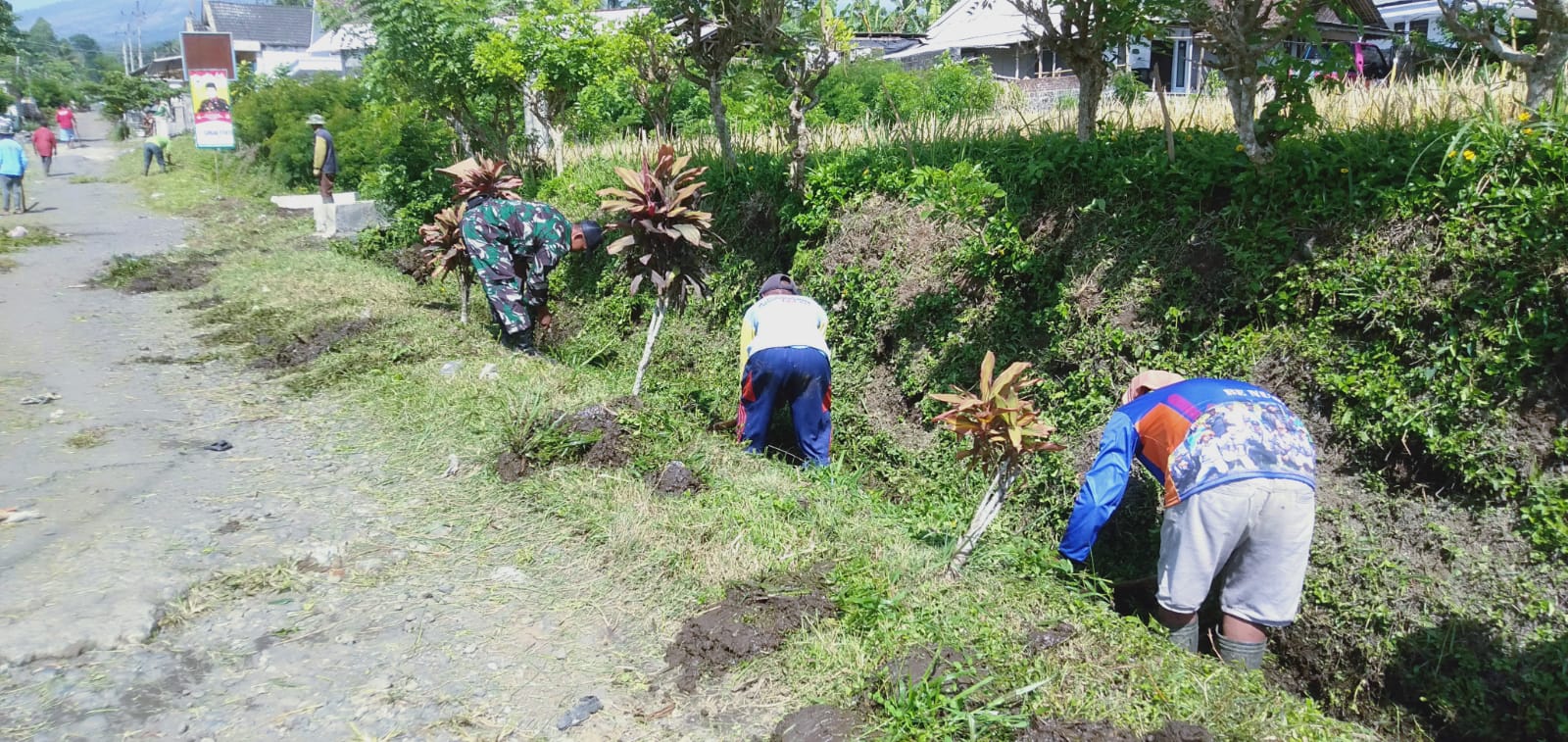 Wujudkan Kemanunggalan TNI-Rakyat, Babinsa Jugosari Kerja Bakti Pembersihan Parit