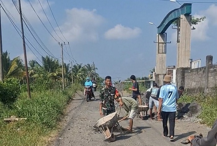  Babinsa Kloposawit dan Warga Lumajang Gotong Royong Perbaiki Jalan Dusun Selorejo