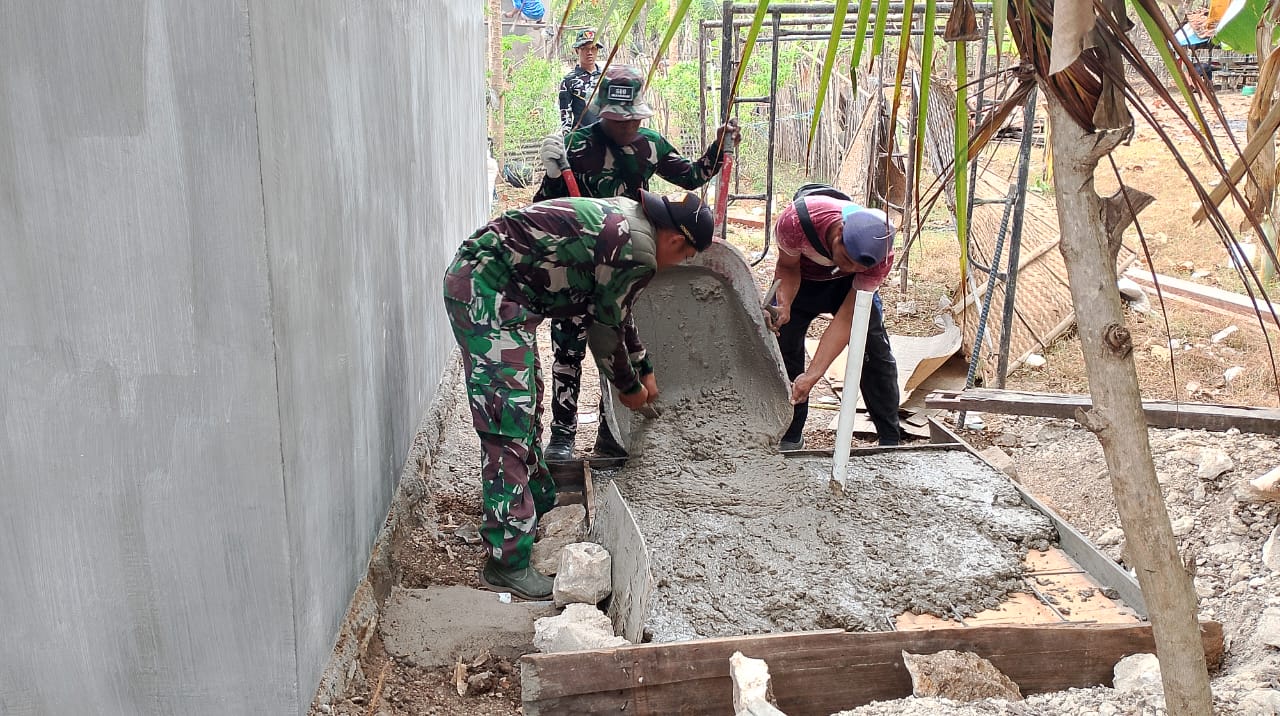 Pengecoran Septic Tank Milik Bakri Mulai Dikerjakan Anggota Satgas TMMD ke 121 Bersama Warga