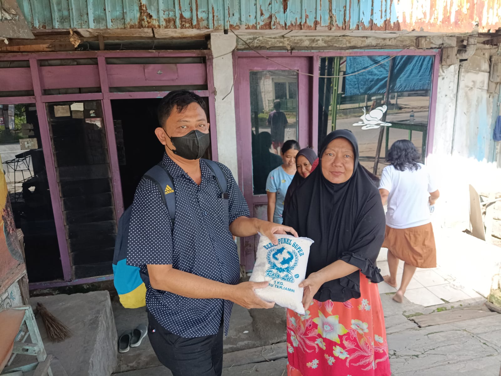 Polisi Peduli, Satresnarkoba Polres Bojonegoro Bagikan Sembako ke Warga Kurang Mampu