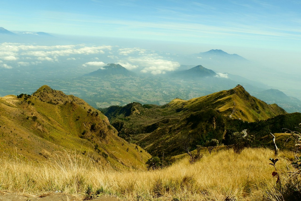 Bukan Cuma Cantik, Para Artis Ini Juga Jago Mendaki Gunung